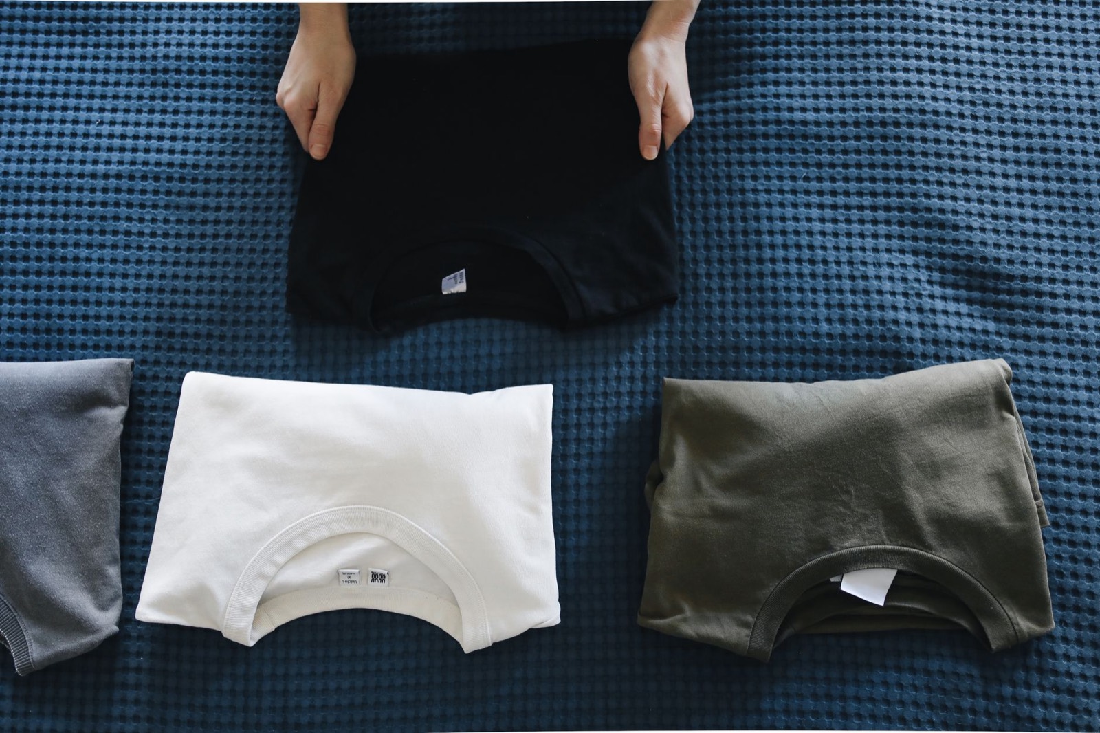 Vêtements en lin et coton pliés, matières naturelles respirantes pour l'été