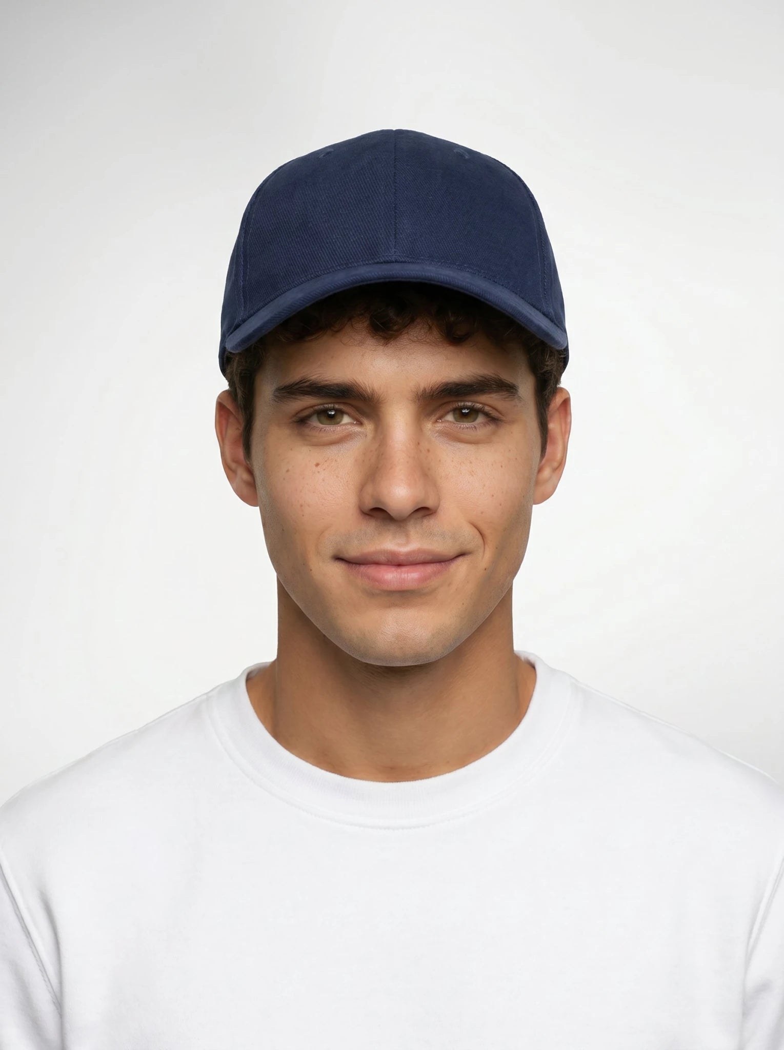 Homme portant une casquette bleu marine en coton biologique, vu de face