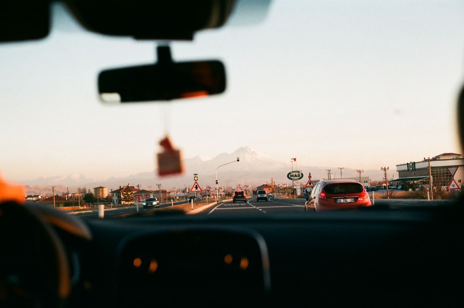 Tableau de bord d'une voiture sur une autoroute au crépuscule
