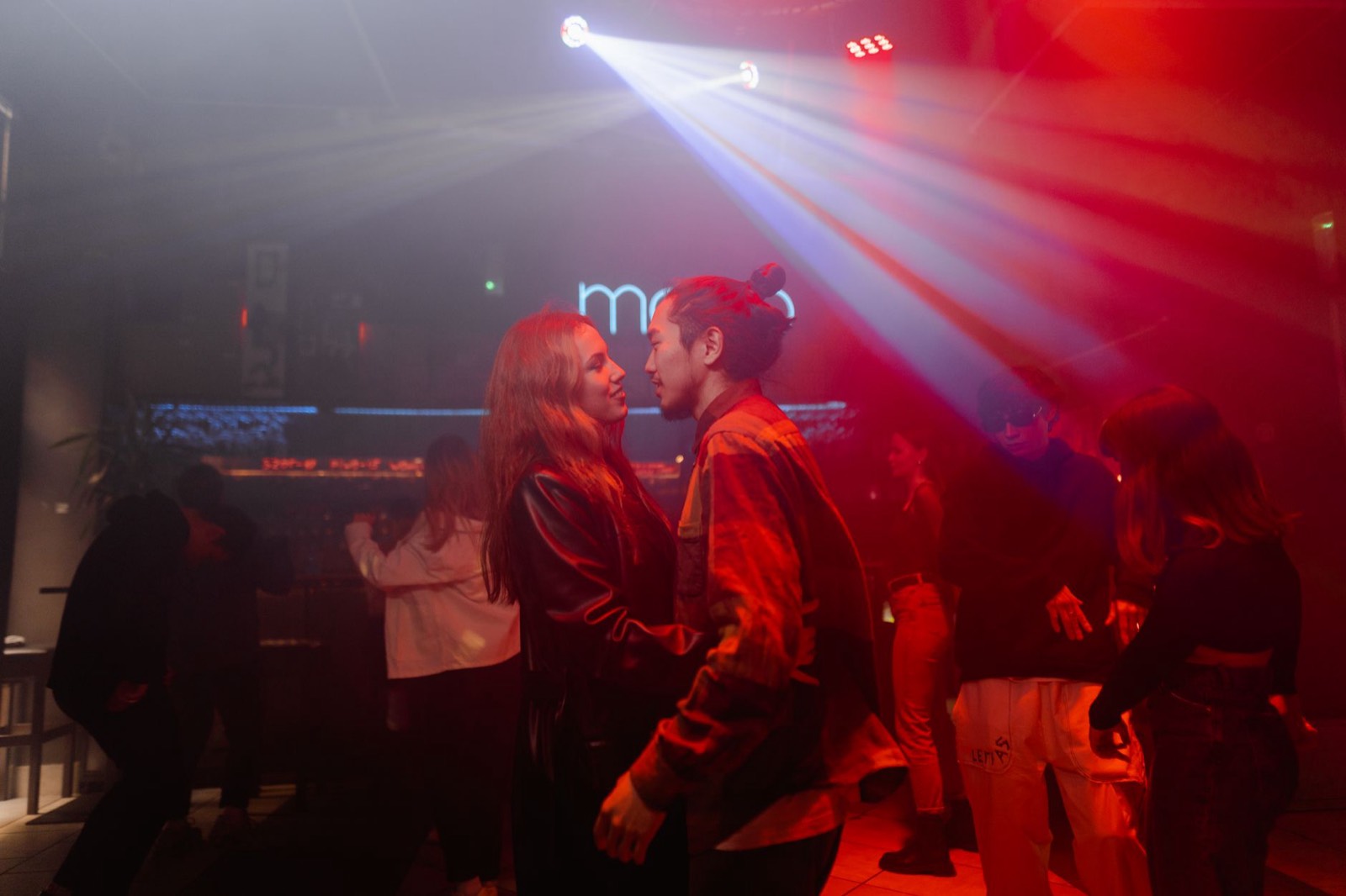 Couple dansant le zouk lors d'une soirée afro-caribéenne