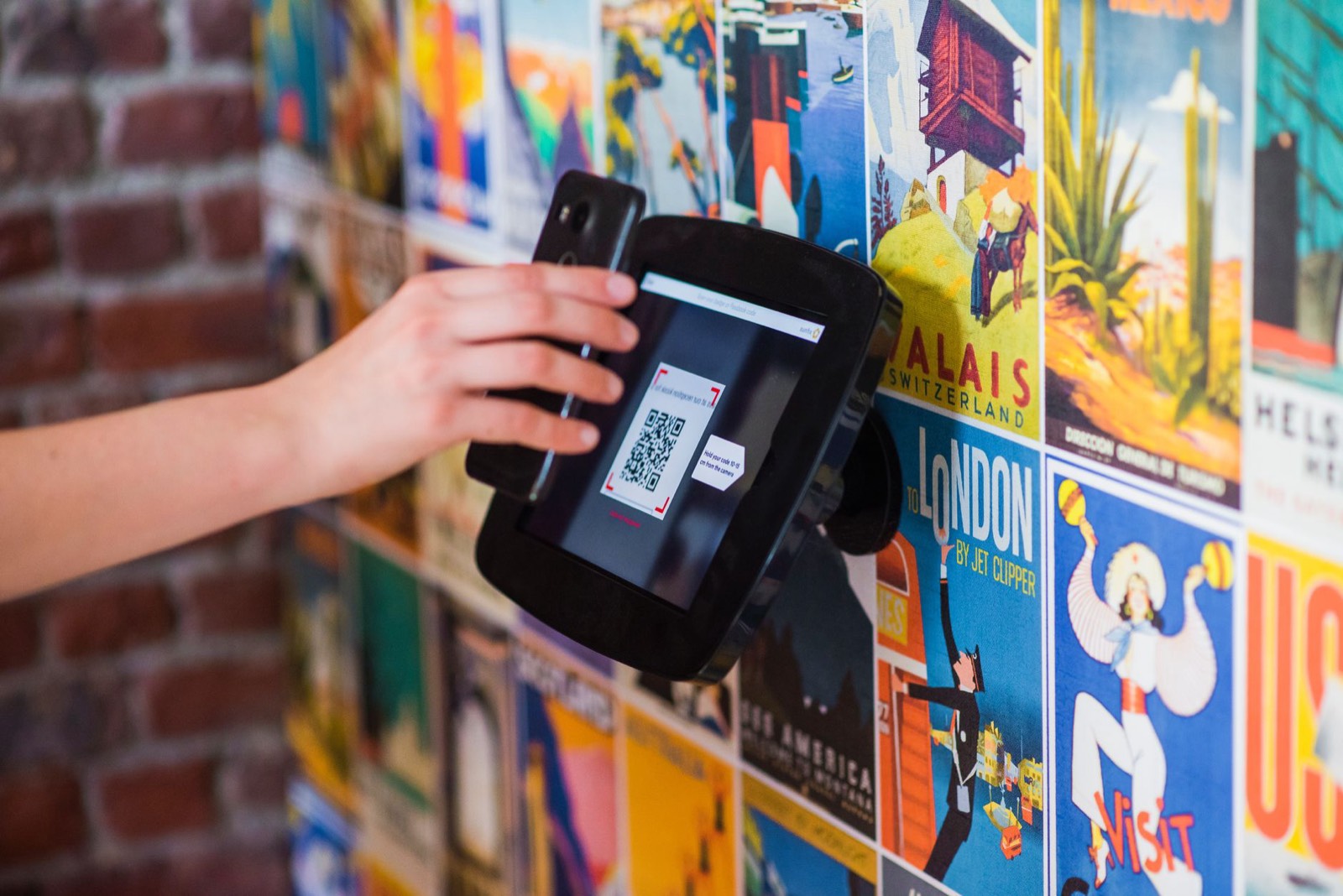 Billet numérique avec QR code présenté sur smartphone à l'entrée d'un événement