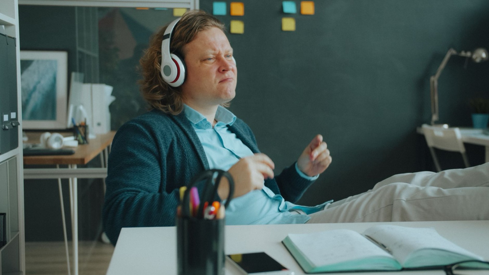 Programmateur musical travaillant sur une playlist radio avec un casque audio