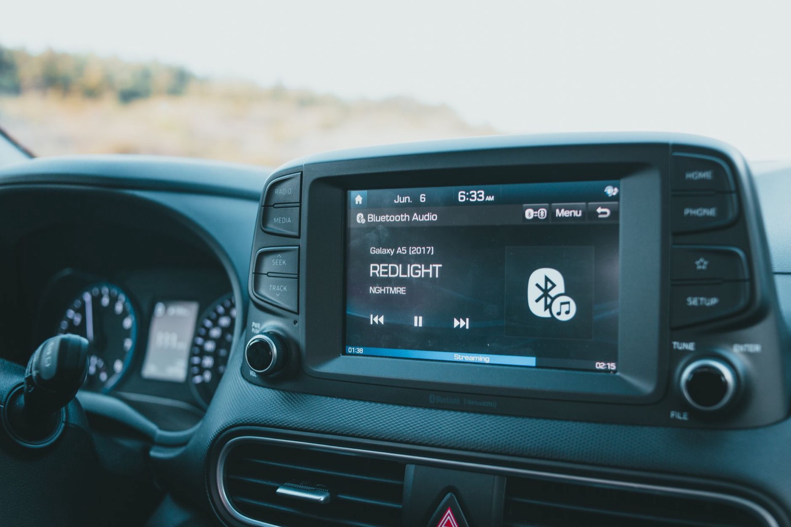 Tableau de bord de voiture pendant un road trip, avec haut-parleur