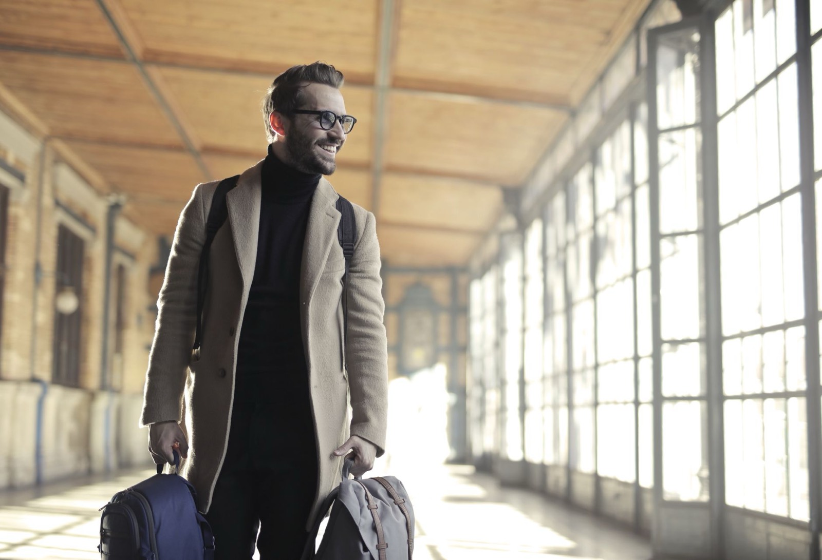Voyageurs avec sacs de week-end dans une gare